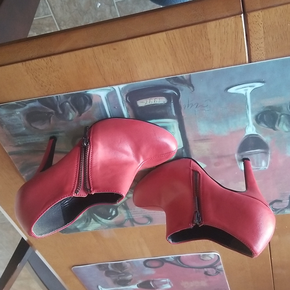 Michael Antonio 4" red heels size 6